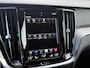 Volvo V60 2.0 T6 Recharge 350pk AWD R-Design Plus Dark | Long range | Trekhaak wegklapbaar | Pilot assist | Adaptieve cruise | Stoelverwarming | Camera | Sportstoelen half leder met memory | 19 inch velgen | Navigatie | Apple CarPlay | DAB | Keyless | Full-LED | Sfeerverlichting | Elektrische achterklep | Recent onderhouden