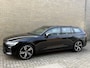 Volvo V60 2.0 T6 Recharge 350pk AWD R-Design Plus Dark | Long range | Trekhaak wegklapbaar | Pilot assist | Adaptieve cruise | Stoelverwarming | Camera | Sportstoelen half leder met memory | 19 inch velgen | Navigatie | Apple CarPlay | DAB | Keyless | Full-LED | Sfeerverlichting | Elektrische achterklep | Recent onderhouden