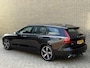 Volvo V60 2.0 T6 Recharge 350pk AWD R-Design Plus Dark | Long range | Trekhaak wegklapbaar | Pilot assist | Adaptieve cruise | Stoelverwarming | Camera | Sportstoelen half leder met memory | 19 inch velgen | Navigatie | Apple CarPlay | DAB | Keyless | Full-LED | Sfeerverlichting | Elektrische achterklep | Recent onderhouden