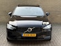 Volvo V60 2.0 T6 Recharge 350pk AWD R-Design Plus Dark | Long range | Trekhaak wegklapbaar | Pilot assist | Adaptieve cruise | Stoelverwarming | Camera | Sportstoelen half leder met memory | 19 inch velgen | Navigatie | Apple CarPlay | DAB | Keyless | Full-LED | Sfeerverlichting | Elektrische achterklep | Recent onderhouden