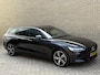 Volvo V60 2.0 T6 Recharge 350pk AWD R-Design Plus Dark | Long range | Trekhaak wegklapbaar | Pilot assist | Adaptieve cruise | Stoelverwarming | Camera | Sportstoelen half leder met memory | 19 inch velgen | Navigatie | Apple CarPlay | DAB | Keyless | Full-LED | Sfeerverlichting | Elektrische achterklep | Recent onderhouden