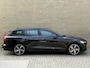 Volvo V60 2.0 T6 Recharge 350pk AWD R-Design Plus Dark | Long range | Trekhaak wegklapbaar | Pilot assist | Adaptieve cruise | Stoelverwarming | Camera | Sportstoelen half leder met memory | 19 inch velgen | Navigatie | Apple CarPlay | DAB | Keyless | Full-LED | Sfeerverlichting | Elektrische achterklep | Recent onderhouden