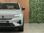 Volvo EX40 Single Motor Plus 70 kWh | 100% SoH | Adaptieve Cruise Control | Stoel en Stuurwielverwarming | Parkeercamera | Pilot Assist | BLIS Dode Hoek Detectie | Microtech / Alcantara bekleding met wit stiksel en bies | Zitting verlenging voorstoelen | Google Infotainment | Warmtepomp | 19 Inch | Keyless Drive | Parkeersensoren voor+achter | Elektrisch bedienbare achterklep | DAB Radio | Apple Carplay/Android Auto | Draadloos telefoon opladen | Volvo On Call met mobiele App functie | Vapour Grey Metallic |