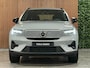 Volvo EX40 Single Motor Plus 70 kWh | 100% SoH | Adaptieve Cruise Control | Stoel en Stuurwielverwarming | Parkeercamera | Pilot Assist | BLIS Dode Hoek Detectie | Microtech / Alcantara bekleding met wit stiksel en bies | Zitting verlenging voorstoelen | Google Infotainment | Warmtepomp | 19 Inch | Keyless Drive | Parkeersensoren voor+achter | Elektrisch bedienbare achterklep | DAB Radio | Apple Carplay/Android Auto | Draadloos telefoon opladen | Volvo On Call met mobiele App functie | Vapour Grey Metallic |