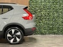 Volvo EX40 Single Motor Plus 70 kWh | 100% SoH | Adaptieve Cruise Control | Stoel en Stuurwielverwarming | Parkeercamera | Pilot Assist | BLIS Dode Hoek Detectie | Microtech / Alcantara bekleding met wit stiksel en bies | Zitting verlenging voorstoelen | Google Infotainment | Warmtepomp | 19 Inch | Keyless Drive | Parkeersensoren voor+achter | Elektrisch bedienbare achterklep | DAB Radio | Apple Carplay/Android Auto | Draadloos telefoon opladen | Volvo On Call met mobiele App functie | Vapour Grey Metallic |