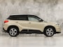 Suzuki Vitara 1.6 High Executive (PANORAMADAK, APPLE CARPLAY, NAVIGATIE, CAMERA, GETINT GLAS, SPORTSTOELEN, STOELVERWARMING, TREKHAAK, ADAPTIVE CRUISE, NIEUWSTAAT)