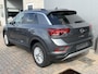 Volkswagen T-Roc 1.5 TSI Life / AUTOMAAT/ PARK. SENSOREN/ DODE HOEK/ IQ. LIGHT/ STOELVERWARM./ DIGITAL DASHBOARD/ ADAPT. CRUISE/ APP CONNECT/ NAVI/ CLIMA/ DAB/ 16" LMV