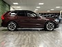 Volvo XC60 T6 AWD Recharge Ultra Dark | Facelift | Luchtvering | Trekhaak | All Season Banden | 360° Camera | Head-Up Display | Harman Kardon | Adaptieve Cruise Control | Stoelverwarming voor+achter | Stuurwielverwarming | Full LED Meesturende koplampen | Pilot Assist | BLIS Dode Hoek Detectie | Elektrische voorstoelen geheugen | Quilted Nordico bekleding | Zitting verlenging voorstoelen | Lederen Dashboard | Schuifdak | 20 Inch | Google Infotainment | Keyless Drive | Privacy Glass | Parkeersensoren voor+achter | Elektrisch bedienbare achterklep | DAB Radio | Apple Carplay/Android Auto | Draadloos telefoon opladen | Volvo On Call met mobiele App functie | Mulberry Red Metallic |