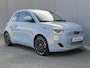 Fiat 500e La Prima by Bocelli 42 kWh / SOH 97% / Panoramadak / Winter & Style pakket / Leder / CCS snelladen / Achteruitrijcamera / JBL Audio Systeem / Stoelverwarming / Adaptief cruise control / Keyless Entry/Start /