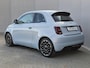 Fiat 500e La Prima by Bocelli 42 kWh / SOH 97% / Panoramadak / Winter & Style pakket / Leder / CCS snelladen / Achteruitrijcamera / JBL Audio Systeem / Stoelverwarming / Adaptief cruise control / Keyless Entry/Start /