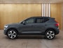 Volvo XC40 2.0 B4 Plus Dark | Harman Kardon | Stoel + Stuur Verwarming | Trekhaak | Camera | Keyless Start / Entry |