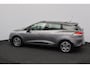 Renault Clio Estate 1.5 dCi ECO Night&Day/ D-Riem verv: 137.000 KM!/ Trekhaak/ 16'' LMV/ DAB+/ Navi/ Airco/ Cruise/ Elek. pakket/ Isofix/ Bluetooth/ Armsteun/ Multi. LEDER. Stuur/ Mistl./ PDC/ Extra getint glas.