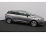 Renault Clio Estate 1.5 dCi ECO Night&Day/ D-Riem verv: 137.000 KM!/ Trekhaak/ 16'' LMV/ DAB+/ Navi/ Airco/ Cruise/ Elek. pakket/ Isofix/ Bluetooth/ Armsteun/ Multi. LEDER. Stuur/ Mistl./ PDC/ Extra getint glas.