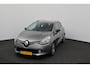Renault Clio Estate 1.5 dCi ECO Night&Day/ D-Riem verv: 137.000 KM!/ Trekhaak/ 16'' LMV/ DAB+/ Navi/ Airco/ Cruise/ Elek. pakket/ Isofix/ Bluetooth/ Armsteun/ Multi. LEDER. Stuur/ Mistl./ PDC/ Extra getint glas.