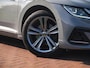 Volkswagen Arteon Shooting Brake 1.4 TSI eHybrid R-Line Business+ | Panoramadak | Trekhaak | Camera | Apple Carplay | Sfeerverlichting |