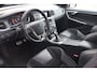 Volvo S60 2.0 T6 306pk R-Design - 19 inch - Sportstoelen - Camera - Trekhaak - Distributie vervangen - Stuur + Stoel verwarming