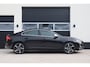Volvo S60 2.0 T6 306pk R-Design - 19 inch - Sportstoelen - Camera - Trekhaak - Distributie vervangen - Stuur + Stoel verwarming