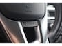 Volvo S60 2.0 T6 306pk R-Design - 19 inch - Sportstoelen - Camera - Trekhaak - Distributie vervangen - Stuur + Stoel verwarming