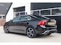 Volvo S60 2.0 T6 306pk R-Design - 19 inch - Sportstoelen - Camera - Trekhaak - Distributie vervangen - Stuur + Stoel verwarming