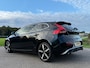 Volvo V40 1.6 T4 R-Design | Panoramadak | Camera | Leder/Alcantara | 18" Velgen | Stoelverwarming | Clima | PDC | Cruise | LED |