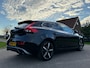 Volvo V40 1.6 T4 R-Design | Panoramadak | Camera | Leder/Alcantara | 18" Velgen | Stoelverwarming | Clima | PDC | Cruise | LED |