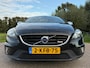 Volvo V40 1.6 T4 R-Design | Panoramadak | Camera | Leder/Alcantara | 18" Velgen | Stoelverwarming | Clima | PDC | Cruise | LED |