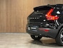 Volvo XC40 T5 Recharge Ultimate Dark | Trekhaak | Schuifdak | Harman Kardon | Parkeercamera | All Season banden | Adaptieve Cruise Control | Pilot Assist | BLIS Dode Hoek Detectie | Bestuurdersstoel elektrisch geheugen | Stoel en Stuurwielverwarming | Privacy Glass | 19 Inch | Passagiersstoel elektrisch | Microtech / alcantara bekleding met wit stiksel en bies | Zitting verlenging voorstoelen | Keyless Drive | Parkeersensoren voor+achter | Privacy Glass | Elektrisch bedienbare achterklep | Climate Control L+R | DAB Radio | Apple Carplay/Android Auto | Volvo On Call met mobiele App functie | Onyx Black Metallic |
