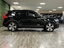 Volvo XC40 T5 Recharge Ultimate Dark | Trekhaak | Schuifdak | Harman Kardon | Parkeercamera | All Season banden | Adaptieve Cruise Control | Pilot Assist | BLIS Dode Hoek Detectie | Bestuurdersstoel elektrisch geheugen | Stoel en Stuurwielverwarming | Privacy Glass | 19 Inch | Passagiersstoel elektrisch | Microtech / alcantara bekleding met wit stiksel en bies | Zitting verlenging voorstoelen | Keyless Drive | Parkeersensoren voor+achter | Privacy Glass | Elektrisch bedienbare achterklep | Climate Control L+R | DAB Radio | Apple Carplay/Android Auto | Volvo On Call met mobiele App functie | Onyx Black Metallic |