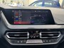 BMW 1-Serie 118i 140PK AUTOMAAT HI PANO/H&K/APPCARPLAY/HUD/ NAVI/DIGICOCKPIT/LED/2XKEYLESS/P-CAM/2XPDC/CLIMA/STUURWIELVERWARMING/MEDIA/S&S/SPORTZETELS/LMV - NL AUTO - KM=NAP - 2. EIG. -