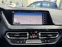 BMW 1-Serie 118i 140PK AUTOMAAT HI PANO/H&K/APPCARPLAY/HUD/ NAVI/DIGICOCKPIT/LED/2XKEYLESS/P-CAM/2XPDC/CLIMA/STUURWIELVERWARMING/MEDIA/S&S/SPORTZETELS/LMV - NL AUTO - KM=NAP - 2. EIG. -