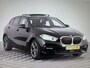 BMW 1-Serie 118i 140PK AUTOMAAT HI PANO/H&K/APPCARPLAY/HUD/ NAVI/DIGICOCKPIT/LED/2XKEYLESS/P-CAM/2XPDC/CLIMA/STUURWIELVERWARMING/MEDIA/S&S/SPORTZETELS/LMV - NL AUTO - KM=NAP - 2. EIG. -