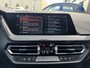 BMW 1-Serie 118i 140PK AUTOMAAT HI PANO/H&K/APPCARPLAY/HUD/ NAVI/DIGICOCKPIT/LED/2XKEYLESS/P-CAM/2XPDC/CLIMA/STUURWIELVERWARMING/MEDIA/S&S/SPORTZETELS/LMV - NL AUTO - KM=NAP - 2. EIG. -