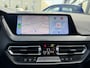 BMW 1-Serie 118i 140PK AUTOMAAT HI PANO/H&K/APPCARPLAY/HUD/ NAVI/DIGICOCKPIT/LED/2XKEYLESS/P-CAM/2XPDC/CLIMA/STUURWIELVERWARMING/MEDIA/S&S/SPORTZETELS/LMV - NL AUTO - KM=NAP - 2. EIG. -