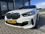 BMW 1-Serie 118i 136PK AUTOMAAT M SPORT APPCARPLAY/NAVI/SFEER/ DIGICOCKPIT/LED/2XPDC/KUIPZETELS/M-AERODYNAMICA/S&S/CLIMA/MEDIA/BTA - 1 EIG./NL AUTO/KM = NAP