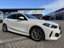 BMW 1-Serie 118i 136PK AUTOMAAT M SPORT APPCARPLAY/NAVI/SFEER/ DIGICOCKPIT/LED/2XPDC/KUIPZETELS/M-AERODYNAMICA/S&S/CLIMA/MEDIA/BTA - 1 EIG./NL AUTO/KM = NAP