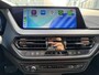 BMW 1-Serie 118i 136PK AUTOMAAT M SPORT APPCARPLAY/NAVI/SFEER/ DIGICOCKPIT/LED/2XPDC/KUIPZETELS/M-AERODYNAMICA/S&S/CLIMA/MEDIA/BTA - 1 EIG./NL AUTO/KM = NAP