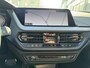 BMW 1-Serie 118i 136PK AUTOMAAT M SPORT APPCARPLAY/NAVI/SFEER/ DIGICOCKPIT/LED/2XPDC/KUIPZETELS/M-AERODYNAMICA/S&S/CLIMA/MEDIA/BTA - 1 EIG./NL AUTO/KM = NAP