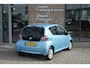 Toyota Aygo 1.0 VVT-i Dynamic Blue | 14” Lichtmetalen velgen | buitenspiegels en deurgrepen in blauw | stootlijsten zijkant in blauw (alleen i.c.m Cool Soda Blue) | instrumentringen in blauw | bekleding blauw