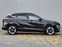 Hyundai Kona Electric Comfort Smart 65.4 kWh / SOH 99% / Fabrieksgarantie tot 05-2030 / Stuur- & Stoelverwarming / CCS snelladen / Warmtepomp / All season banden / Rondomzicht camera / Keyless Entry/Start / Elektrische achterklep / Apple Carplay Android Auto /