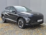 Hyundai Kona Electric Comfort Smart 65.4 kWh / SOH 99% / Fabrieksgarantie tot 05-2030 / Stuur- & Stoelverwarming / CCS snelladen / Warmtepomp / All season banden / Rondomzicht camera / Keyless Entry/Start / Elektrische achterklep / Apple Carplay Android Auto /