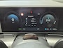 Hyundai Kona Electric Comfort Smart 65.4 kWh / SOH 99% / Fabrieksgarantie tot 05-2030 / Stuur- & Stoelverwarming / CCS snelladen / Warmtepomp / All season banden / Rondomzicht camera / Keyless Entry/Start / Elektrische achterklep / Apple Carplay Android Auto /