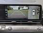Hyundai Kona Electric Comfort Smart 65.4 kWh / SOH 99% / Fabrieksgarantie tot 05-2030 / Stuur- & Stoelverwarming / CCS snelladen / Warmtepomp / All season banden / Rondomzicht camera / Keyless Entry/Start / Elektrische achterklep / Apple Carplay Android Auto /
