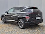 Hyundai Kona Electric Comfort Smart 65.4 kWh / SOH 99% / Fabrieksgarantie tot 05-2030 / Stuur- & Stoelverwarming / CCS snelladen / Warmtepomp / All season banden / Rondomzicht camera / Keyless Entry/Start / Elektrische achterklep / Apple Carplay Android Auto /