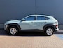 Hyundai Kona 1.6 GDI HEV Comfort Afneembare Trekhaak / 1100 kg Trekgewicht / 1e Eigenaar / Hybride / Automaat / Adaptieve cruise control / Achteruitrijcamera / Parkeersensoren / Navigatiesysteem / Apple CarPlay & Android Auto / Climate control / 16 inch lichtmetalen velgen / Lane assist / Highway Driving Assist / LED-dagrijverlichting / Regensensor / Schakelpaddles / Hyundai Bluelink / Multifunctioneel stuurwiel