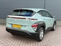 Hyundai Kona 1.6 GDI HEV Comfort Afneembare Trekhaak / 1100 kg Trekgewicht / 1e Eigenaar / Hybride / Automaat / Adaptieve cruise control / Achteruitrijcamera / Parkeersensoren / Navigatiesysteem / Apple CarPlay & Android Auto / Climate control / 16 inch lichtmetalen velgen / Lane assist / Highway Driving Assist / LED-dagrijverlichting / Regensensor / Schakelpaddles / Hyundai Bluelink / Multifunctioneel stuurwiel