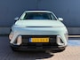 Hyundai Kona 1.6 GDI HEV Comfort Afneembare Trekhaak / 1100 kg Trekgewicht / 1e Eigenaar / Hybride / Automaat / Adaptieve cruise control / Achteruitrijcamera / Parkeersensoren / Navigatiesysteem / Apple CarPlay & Android Auto / Climate control / 16 inch lichtmetalen velgen / Lane assist / Highway Driving Assist / LED-dagrijverlichting / Regensensor / Schakelpaddles / Hyundai Bluelink / Multifunctioneel stuurwiel