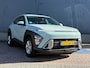 Hyundai Kona 1.6 GDI HEV Comfort Afneembare Trekhaak / 1100 kg Trekgewicht / 1e Eigenaar / Hybride / Automaat / Adaptieve cruise control / Achteruitrijcamera / Parkeersensoren / Navigatiesysteem / Apple CarPlay & Android Auto / Climate control / 16 inch lichtmetalen velgen / Lane assist / Highway Driving Assist / LED-dagrijverlichting / Regensensor / Schakelpaddles / Hyundai Bluelink / Multifunctioneel stuurwiel