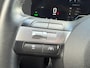 Hyundai Kona 1.6 GDI HEV Comfort Afneembare Trekhaak / 1100 kg Trekgewicht / 1e Eigenaar / Hybride / Automaat / Adaptieve cruise control / Achteruitrijcamera / Parkeersensoren / Navigatiesysteem / Apple CarPlay & Android Auto / Climate control / 16 inch lichtmetalen velgen / Lane assist / Highway Driving Assist / LED-dagrijverlichting / Regensensor / Schakelpaddles / Hyundai Bluelink / Multifunctioneel stuurwiel