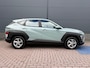 Hyundai Kona 1.6 GDI HEV Comfort Afneembare Trekhaak / 1100 kg Trekgewicht / 1e Eigenaar / Hybride / Automaat / Adaptieve cruise control / Achteruitrijcamera / Parkeersensoren / Navigatiesysteem / Apple CarPlay & Android Auto / Climate control / 16 inch lichtmetalen velgen / Lane assist / Highway Driving Assist / LED-dagrijverlichting / Regensensor / Schakelpaddles / Hyundai Bluelink / Multifunctioneel stuurwiel
