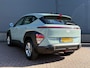 Hyundai Kona 1.6 GDI HEV Comfort Afneembare Trekhaak / 1100 kg Trekgewicht / 1e Eigenaar / Hybride / Automaat / Adaptieve cruise control / Achteruitrijcamera / Parkeersensoren / Navigatiesysteem / Apple CarPlay & Android Auto / Climate control / 16 inch lichtmetalen velgen / Lane assist / Highway Driving Assist / LED-dagrijverlichting / Regensensor / Schakelpaddles / Hyundai Bluelink / Multifunctioneel stuurwiel